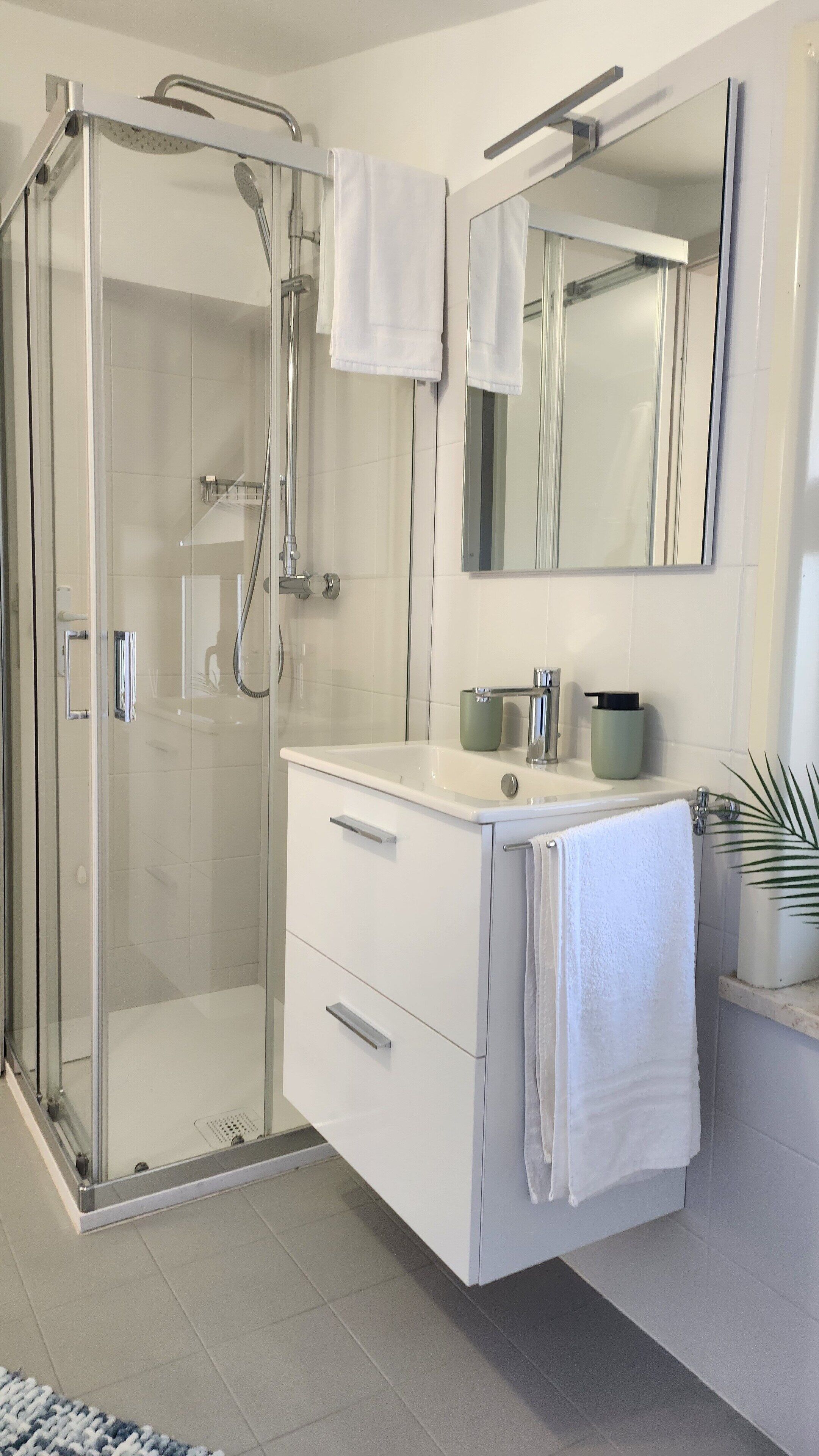 Een douche, een haardroger, een bidet, handdoeken