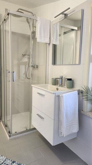 Dusche, Haartrockner, Bidet, Handtücher