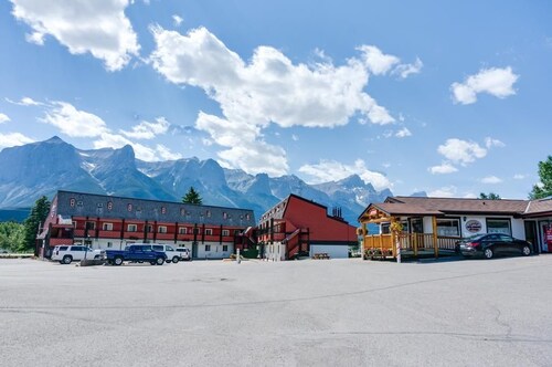 Private Canmore Room in great Central Location!