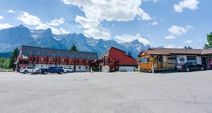Private Canmore Room in great Central Location!