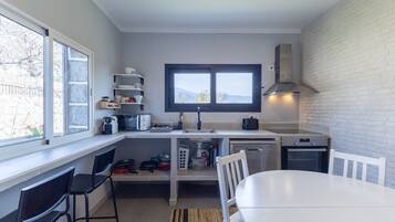 Een koelkast, een microgolfoven, een oven, een kookplaat