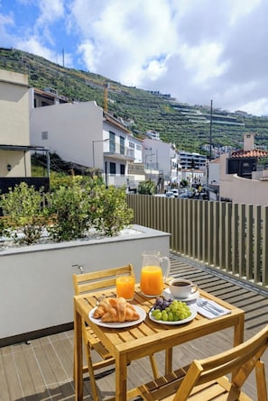 Outdoor dining - Apartment in Câmara de Lobos | Privileged location (Câmara de Lobos)