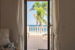 Interior - The View - Beachfront apartment with pool (Costa Saracena - Castelluccio)
