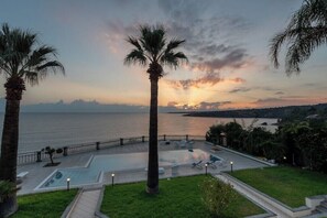 Outdoor pool - The View - Beachfront apartment with pool (Costa Saracena - Castelluccio)