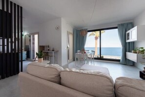 TV - The View - Beachfront apartment with pool (Costa Saracena - Castelluccio)