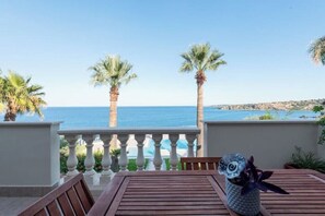 Outdoor dining - The View - Beachfront apartment with pool (Costa Saracena - Castelluccio)