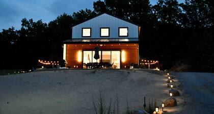 Dune Lake Retreat, Pool,HotTub,FirePit,Sleep16,10m drive to beach,90 min Chicago