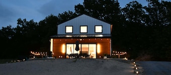 Dune Lake Retreat, Pool,HotTub,FirePit,Sleep16,10m drive to beach,90 min Chicago