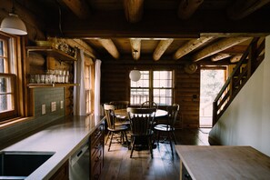 Dining - Modern-Rustic Cabin: 5 mins to Downtown Nevada City & 15 mins to Yuba River (Nevada City)