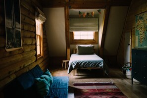 Room - Modern-Rustic Cabin: 5 mins to Downtown Nevada City & 15 mins to Yuba River (Nevada City)