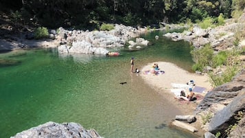Chaises longues, serviettes de plage