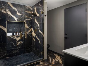 Haartrockner, Handtücher, Seife, Shampoo