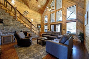 TV, fireplace, video games, table football - Twisted Mane  prime location - family friendly (Broken Bow)