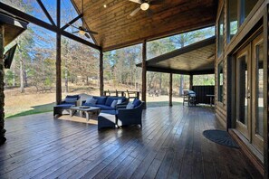 Terrace/patio - Twisted Mane  prime location - family friendly (Broken Bow)