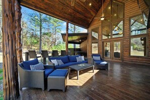 Terrace/patio - Twisted Mane  prime location - family friendly (Broken Bow)