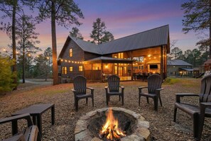 A log cabin with a fire pit, outdoor seating, and a covered patio area. - Twisted Mane  prime location - family friendly (Broken Bow)