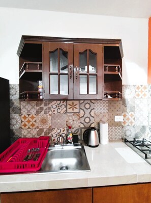 Refrigerador, microondas, placa de cocina, cafetera/tetera