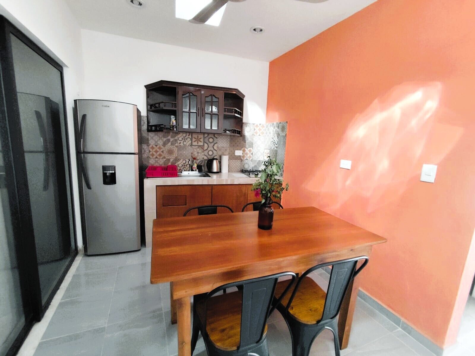 Refrigerador, microondas, placa de cocina, cafetera/tetera