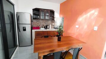 Refrigerador, microondas, placa de cocina, cafetera/tetera