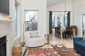 Living area - Prime Location! 5 Min to National Park & Wineries (Afton)