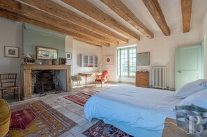 9 bedrooms, iron/ironing board, internet, bed sheets