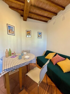 Dining - Pope Court House (Lucca)
