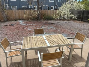 Outdoor dining - Serene 3-bedroom house with AC in charming Aurora (Aurora)