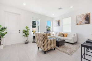 TV - Cozy Newly Built Dwelling (West Palm Beach)