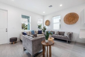 TV - Charming Newly Built Home (West Palm Beach)