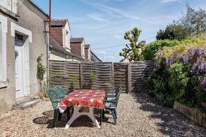 Outdoor dining - Holiday Home 'Gîte Le Trotteur' with Private Garden and Wi-Fi (Monteaux)