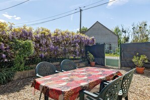 Outdoor dining - Holiday Home 'Gîte Le Trotteur' with Private Garden and Wi-Fi (Monteaux)