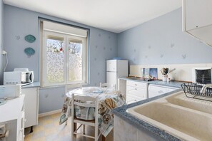 Réfrigérateur, four à micro-ondes, un four, surface de cuisson