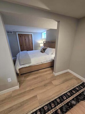 1 bedroom, iron/ironing board, travel cot, WiFi - Newly Remodeled Studio Apartment (Elk River)