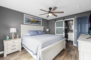 Room - Totally Beachin' - Oceanfront, King Bed, Pool (North Myrtle Beach)
