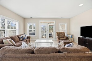 Living area - 5 Bdrm Home w/ Epic Gameroom, Pool, Put put, 7 Bds (North Myrtle Beach)