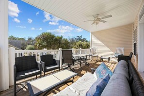 A covered outdoor seating area with wicker furniture, a table, and a ceiling fan. - 5 Bdrm Home w/ Epic gameroom, pool, put put, 7 bds (North Myrtle Beach)