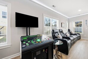 Een thuisbioscoopinstallatie met een flatscreen televisie en een geluidsinstallatie.