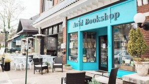 A storefront with a turquoise awning and the name 'Avid Bookshop'. - Updated, Wi-Fi, Coffee, Kitchen, Comfortable Bed (Athens)