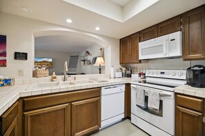 Coffee/tea maker, fridge, microwave, oven - The Meadow in Moon Valley (Phoenix)