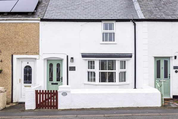 Kite Cottage, newly refurbished pet-friendly holiday cottage on the Anglesey Coastal Path in Malltraeth, Anglesey