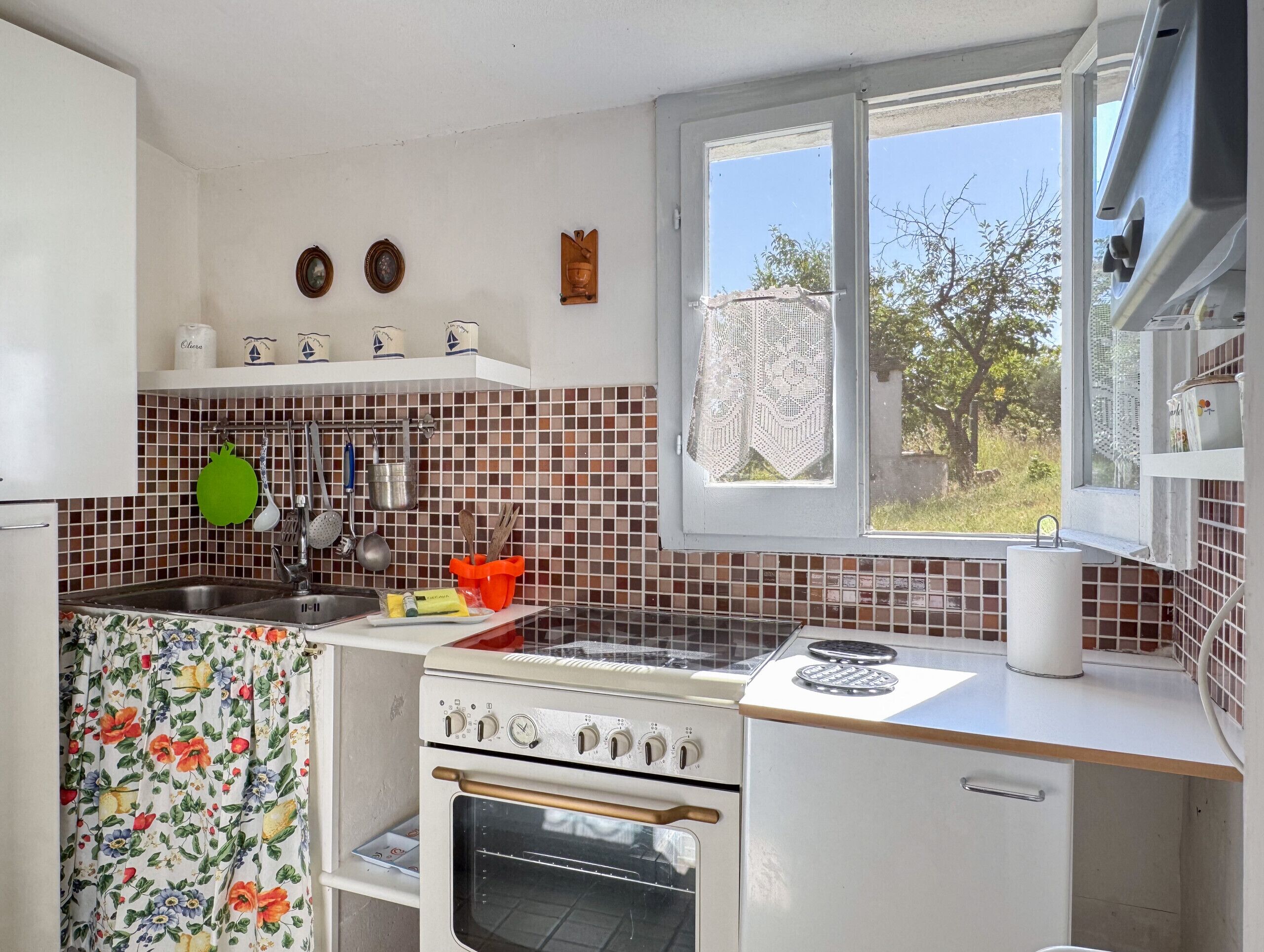 Coffee/tea maker, fridge, oven, electric kettle