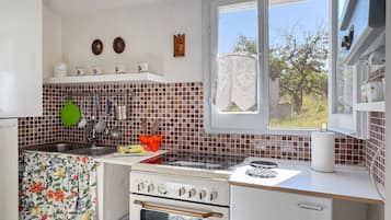 Coffee/tea maker, fridge, oven, electric kettle