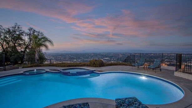 A swimming pool with a view of a cityscape at dusk. - Exceptional city light views- 5 min to Old Town (Temecula)