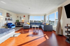 Living area - Relaxing 4 bedroom - Full Kitchen & Dining - BART (El Cerrito)