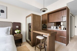 Unclassified image, 4 of 24, button - Elegant Miami Retreat with Hot Tub and Gym (Miami)