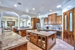Fridge, microwave, oven, stovetop - Large Mediterranean  Free solar  pool heat Apr/Oct (Temecula)