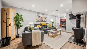 Ein modernes Wohnzimmer mit einer Couch, einem Couchtisch und einem Kamin.