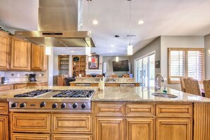 Private kitchen - Galleon- Private Single Level Estate on 5 acres (Murrieta)