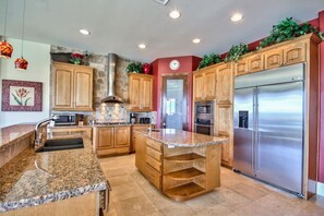 Fridge, microwave, oven, stovetop - Linda Rosea Hill Top Estate /Wine Country w/views (Temecula)