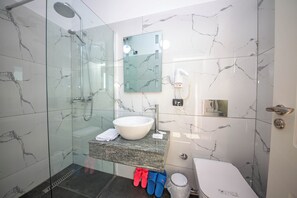 Classic Triple Room | Bathroom